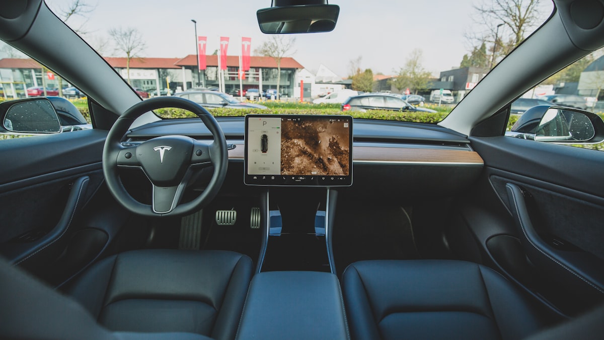 Der große Bildschirm im Cockpit ist zum neuen Schlachtfeld geworden — und ausgerechnet hier hinken die deutschen Hersteller hinterher.