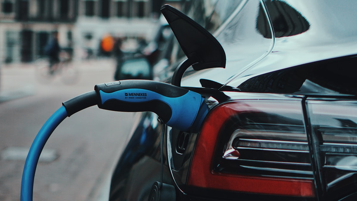 In Europa zieht die Nachfrage nach reinen Elektroautos 2026 spürbar an, während der Wettbewerb in China härter wird.